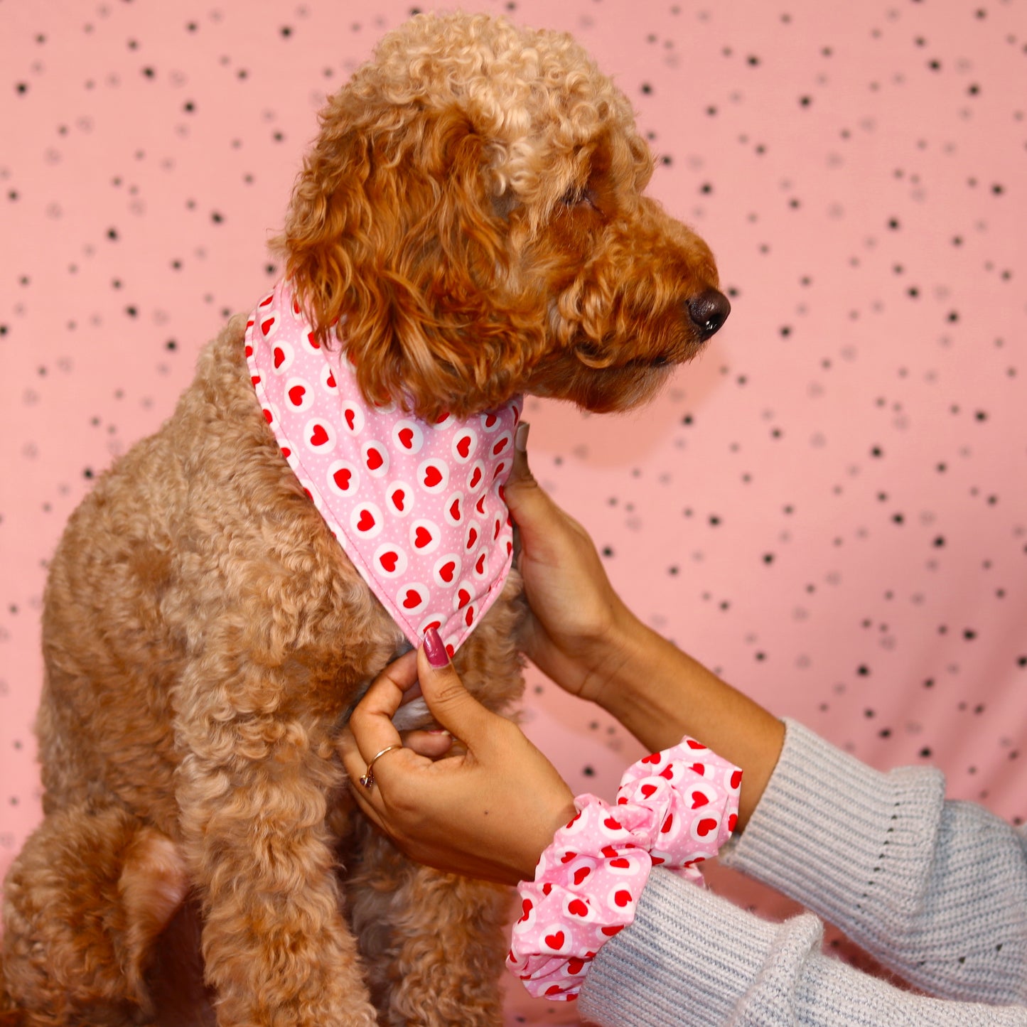 Bandana double face à clipser avec cœur rose et initiale | Bandana Saint-Valentin